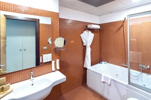 Phòng đôi | Phòng tắm | Vòi sen phun mưa, đồ dùng nhà tắm miễn phí, máy sấy tóc 