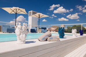 Piscine extérieure (ouverte en saison), parasols de plage