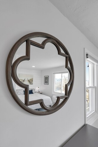 Cozy condo in charming Marshfield few minute walk to the beach!