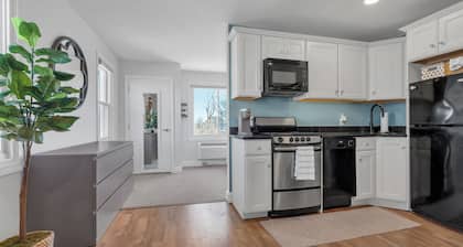 Cozy condo in charming Marshfield few minute walk to the beach!