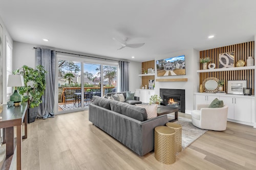 Luxury 4BR Townhome • Walk to Shops • 5 Mins to North Hills