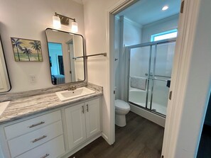 Douche, serviettes fournies, papier toilette