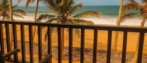 Quarto casal luxo, vista para o oceano, ao lado da praia | Vista da sacada