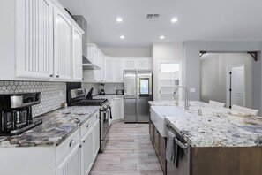 Køleskab, mikrobølgeovn, ovn, kogeplade