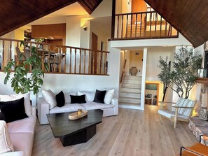 Älytelevisio, takka, stereot, tietokoneen näyttö