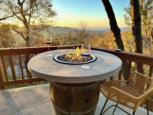 EPIC VIEWS / SAUNA / GYM / SPEAKEASY / COLD PLUNGE / LUX / BOTIQUE CHALET