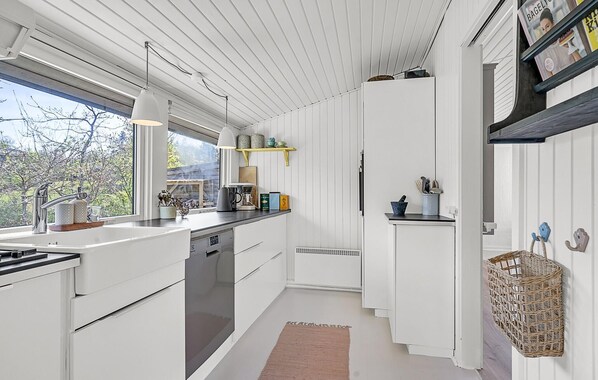 Kylskåp, ugn, spishäll och diskmaskin