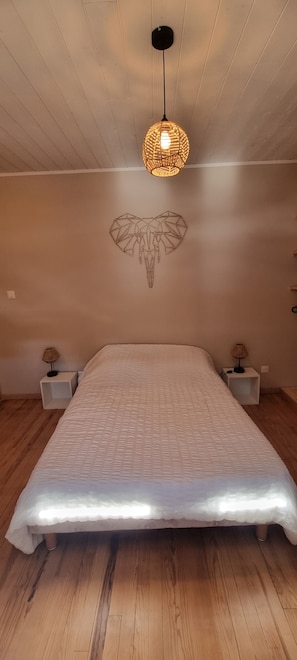 3 dormitorios, cuna de viaje, ropa de cama