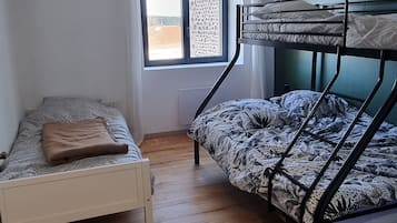 3 bedrooms, travel crib, bed sheets