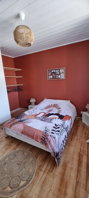 3 عدّة غرف نوم وسرير سفر وملاءات أسرّة