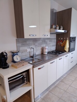 Fridge, microwave, oven, stovetop - Conchiglia Magica Apartments - Albiano Magra - Lunigiana. (Toscana)