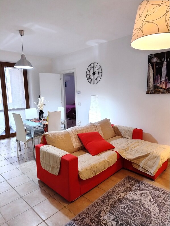 Smart TV, books - Conchiglia Magica Apartments - Albiano Magra - Lunigiana. (Toscana)