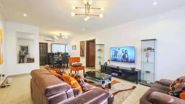 Smart TV - Cozy & Modern 1 Bedroom with AC & WiFi in Central Lekki, Lagos, Nigeria. (Lekki)
