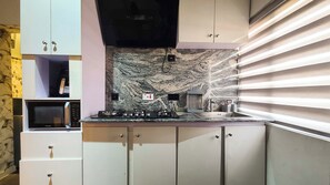 Fridge, microwave, oven, stovetop - Cozy & Modern 1 Bedroom with AC & WiFi in Central Lekki, Lagos, Nigeria. (Lekki)