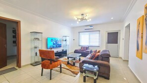 Smart TV - Cozy & Modern 1 Bedroom with AC & WiFi in Central Lekki, Lagos, Nigeria. (Lekki)