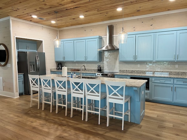 Fridge, microwave, oven, stovetop - Slack Tide Vacation House (Mexico Beach)