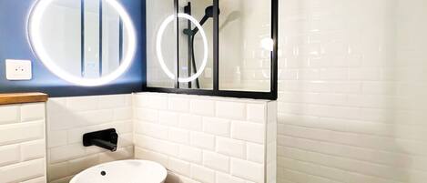 Douche, sĂšche-cheveux, serviettes fournies, savon