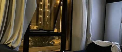 Honeymoon Studio Suite, City View | Living area