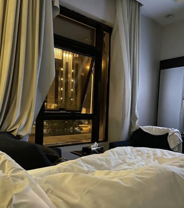 Suite estudio de luna de miel, vistas a la ciudad | Zona de estar
