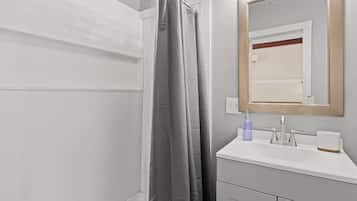 Douche, sèche-cheveux, serviettes fournies, savon