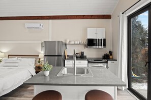 Een koelkast, een oven