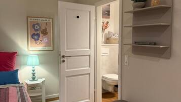 1 dormitori, un bressol de viatge, wifi gratuïta i roba de llit