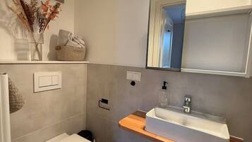 Dutxa, assecador de cabells, tovalloles i sabó