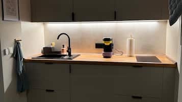 Frigorífic, forn, placa de cuina i cafetera i tetera