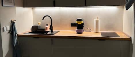 Kühlschrank, Ofen, Herdplatte, Wasserkocher mit Kaffee-/Teezubehör