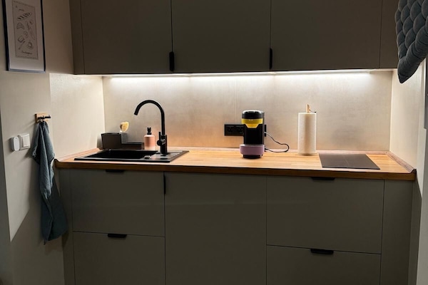 Een koelkast, een oven, een kookplaat, een koffiezetapparaat/waterkoker