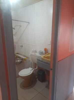 Håndklær, såpe, sjampo og toalettpapir