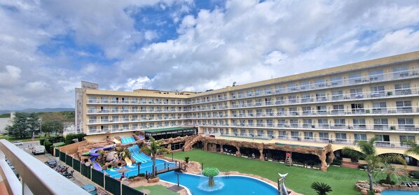 Departamento, 1 habitación, balcón, vista al jardín | Alberca | Alberca al aire libre 