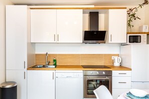 Chaise haute, batterie de cuisine, vaisselle et ustensiles