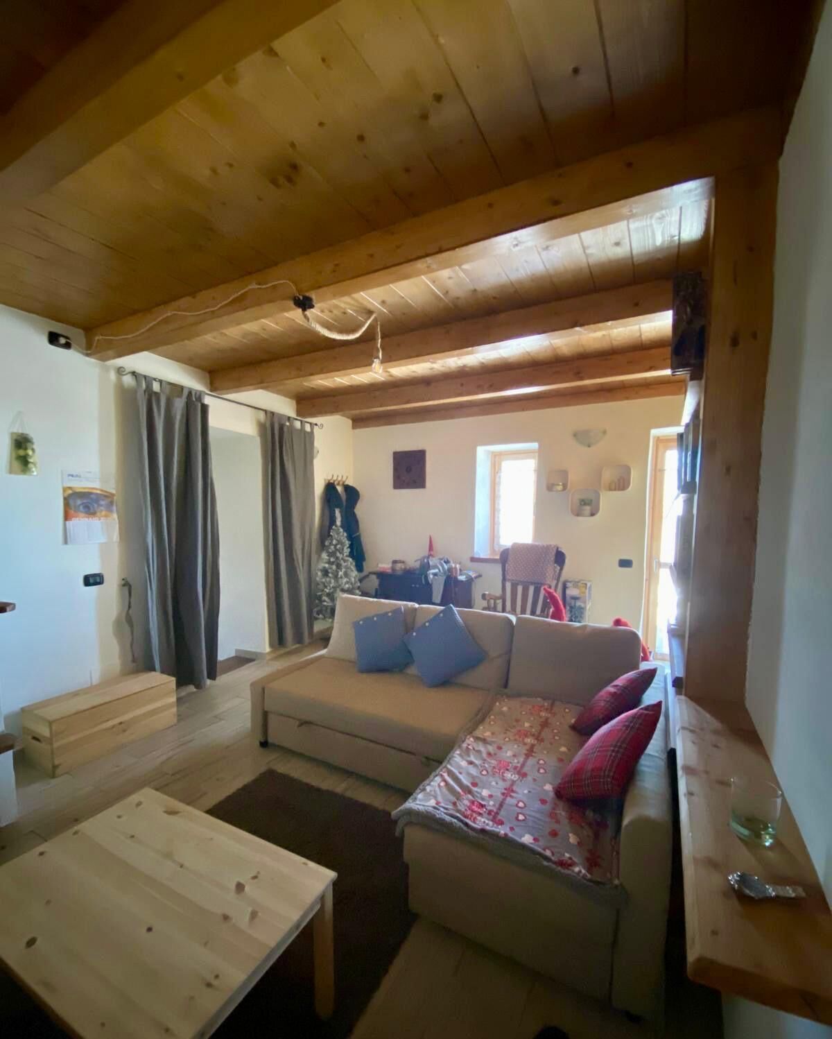Smart TV, fireplace, books, music library