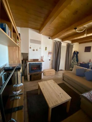 Smart TV, fireplace, books, music library - Baita Pinot – Cozy Alpine Chalet with Stunning Valley Views (Frassino, CN 12020 IT IT)
