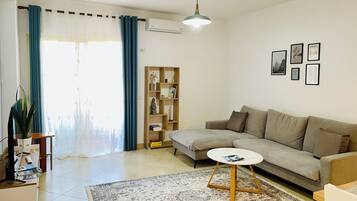 Apartment, 1 Bedroom, Balcony, City View | Living room