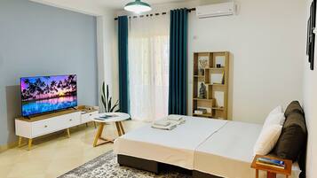 Apartment, 1 Bedroom, Balcony, City View | Living room