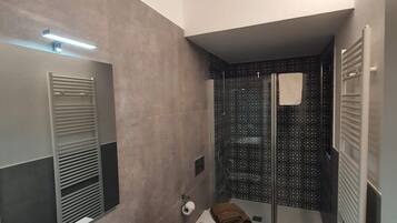 Dutxa, assecador de cabells, bidet i tovalloles