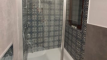 Regadera, secadora de cabello, bidet, toallas