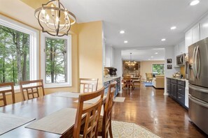Fridge, microwave, oven, stovetop - Making Memories on Lake Pineda (Hot Springs Village)