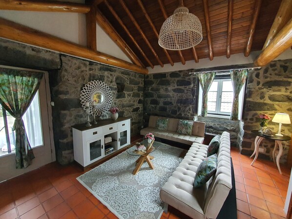 Smart TV, fireplace - Rustic house with garden overlooking the sea in the center of the island (São Vicente Ferreira)