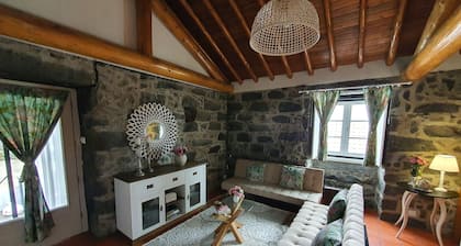 Rustic house with garden overlooking the sea in the center of the island