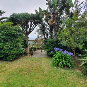 Property grounds - Rustic house with garden overlooking the sea in the center of the island (São Vicente Ferreira)