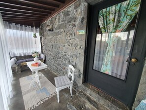 Terrace/patio - Rustic house with garden overlooking the sea in the center of the island (São Vicente Ferreira)