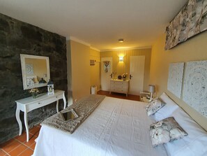 1 bedroom, iron/ironing board, WiFi, bed sheets - Rustic house with garden overlooking the sea in the center of the island (São Vicente Ferreira)