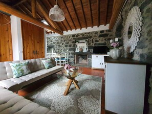Smart TV, fireplace - Rustic house with garden overlooking the sea in the center of the island (São Vicente Ferreira)