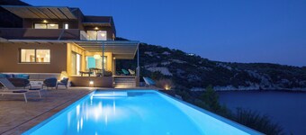 Villa Arkoudaki: Luxurious 8-Bedroom Escape with Infinity Pool & Sea Access