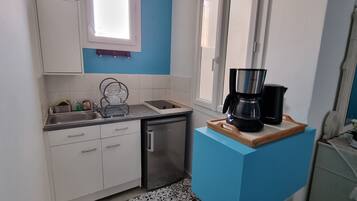 Een koelkast, een microgolfoven, een kookplaat