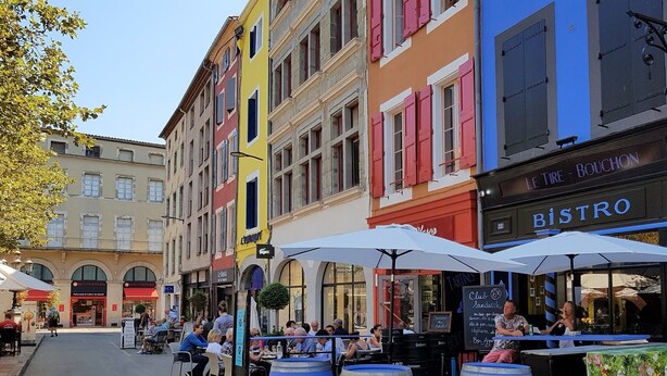 A street with outdoor seating and a bistro. - La Marquise in the heart of the Bastide Carcassonne (Carcassonne)