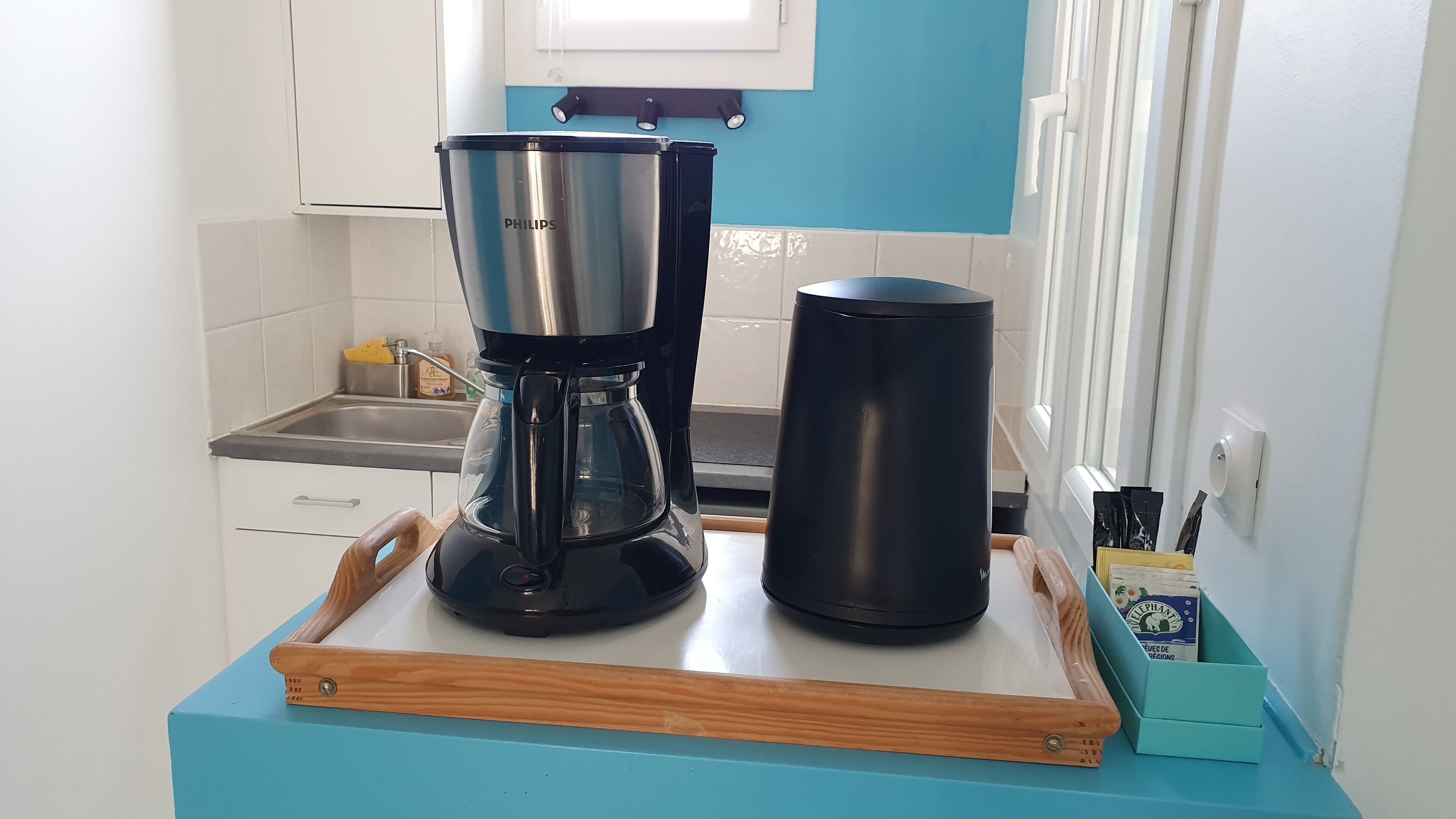 Réfrigérateur, micro-ondes, plaque de cuisson, cafetière/bouilloire